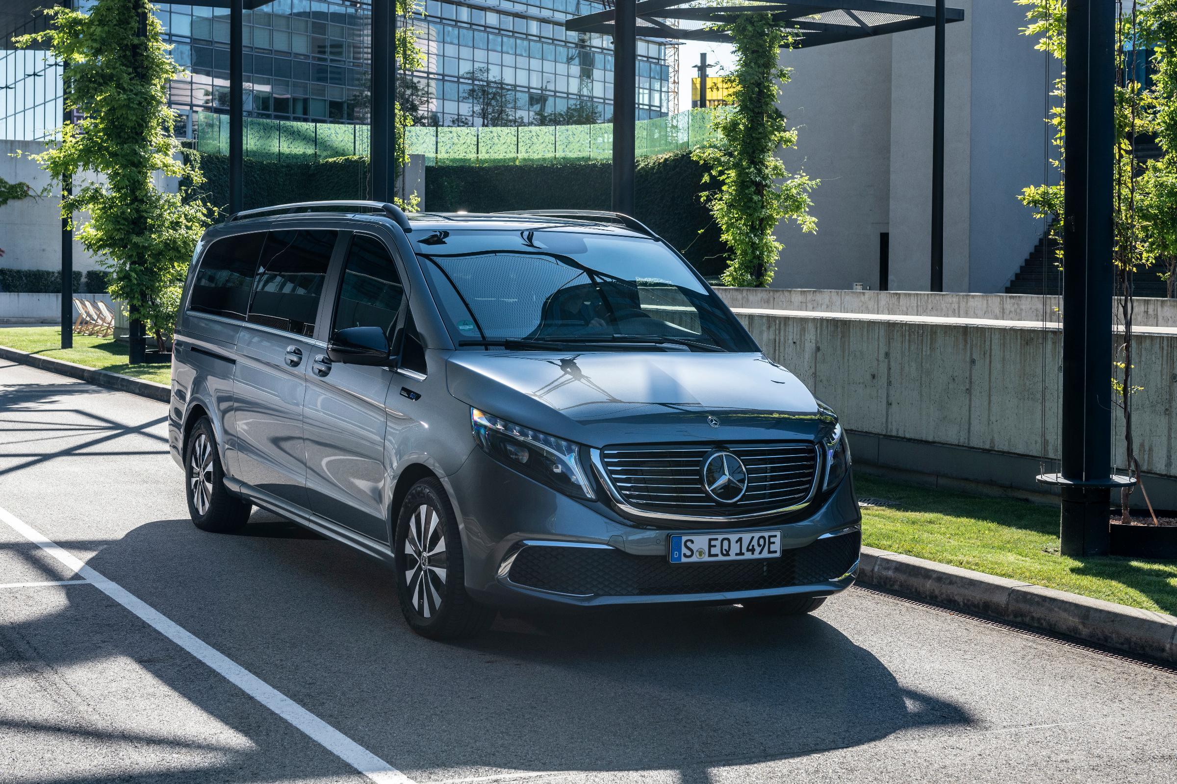 Mercedes eqv store cena