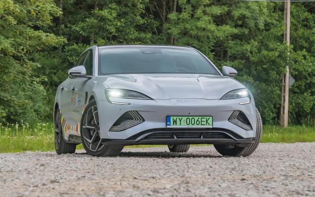 BYD po raz pierwszy wyprzedza Teslę w Europie - historyczna zmiana na rynku aut elektrycznych