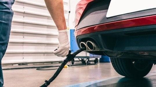 Europosłowie łagodzą rozliczenia emisji CO₂ – branża domaga się szerszych zmian